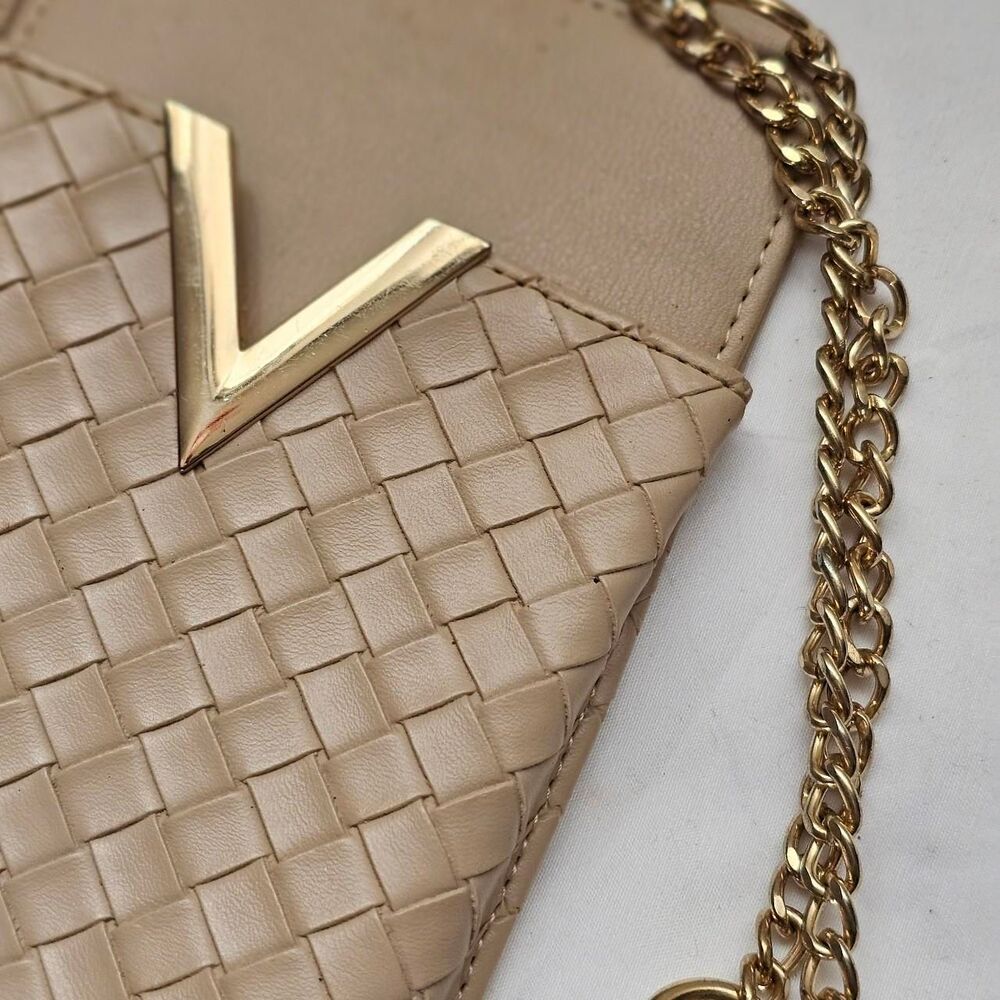 Crossi Nude/Cream colored crossbody bag with gold chain strap